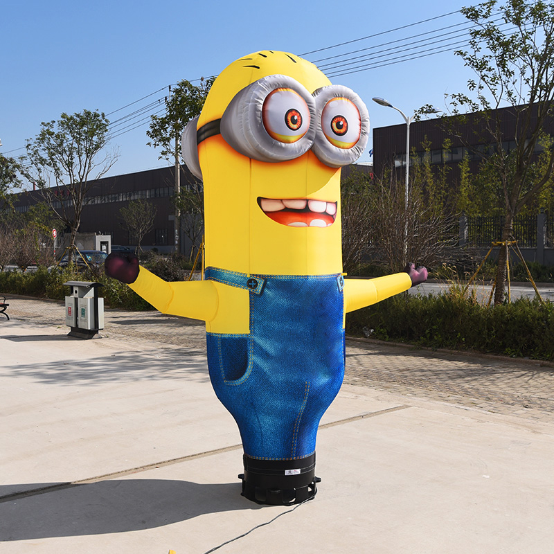 estatueta de minion com um leque inflável dançando propaganda homem cara acenando mão