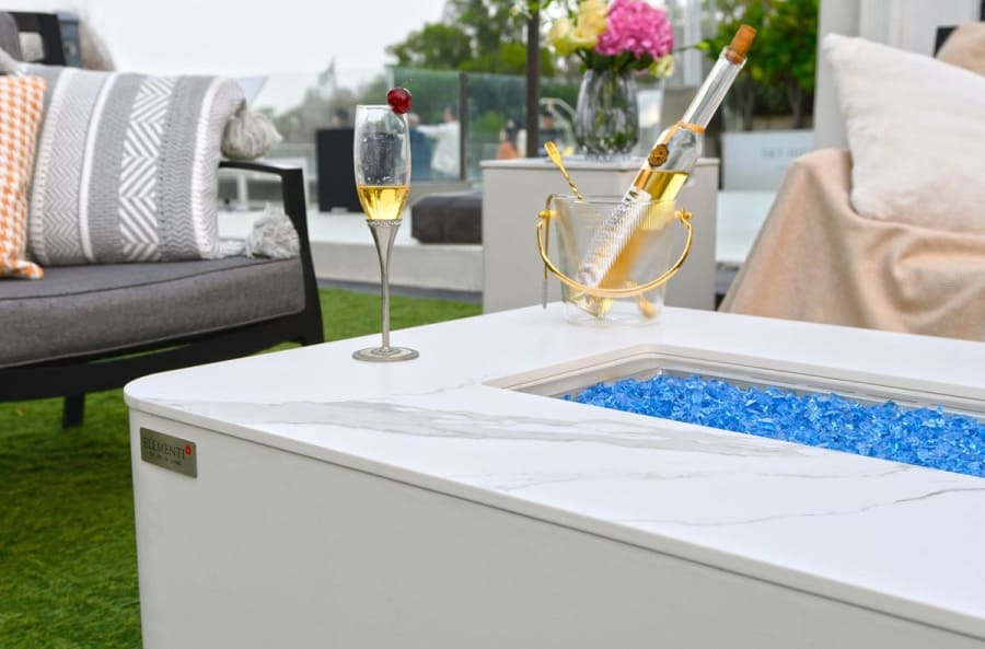 luxuosa lareira a gás em mármore e mesa para o terraço do jardim em branco