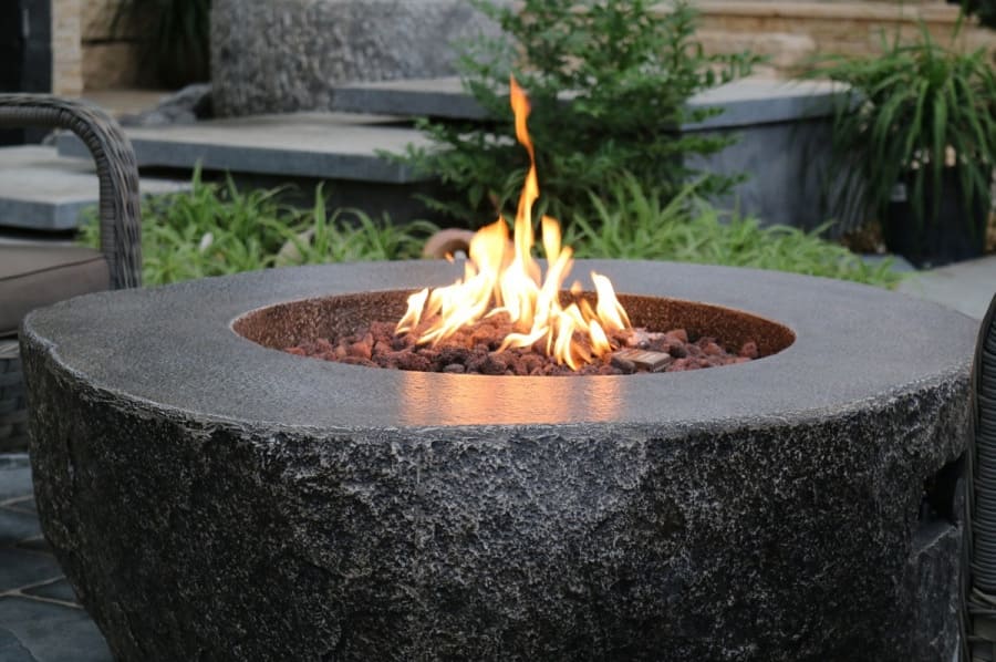 mesa de jardim com lareira em forma de lareira a gás de pedra