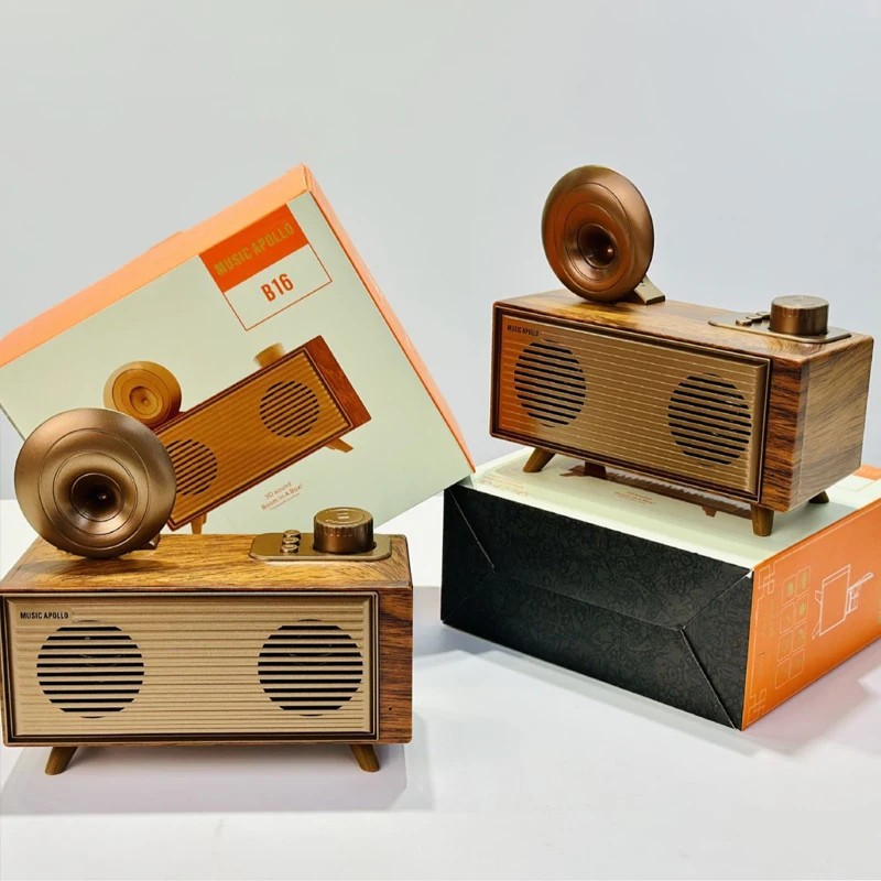 mini rádio pequeno e velho de madeira feito de madeira com design retrô vintage