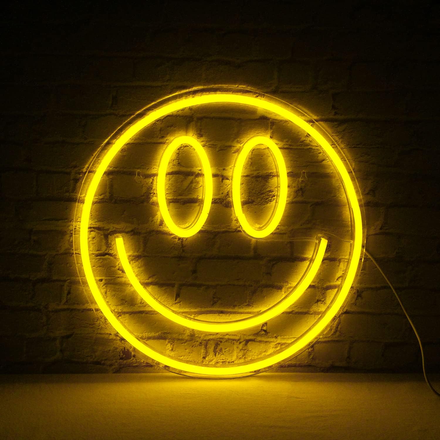 Sinal de néon LED sorridente na parede