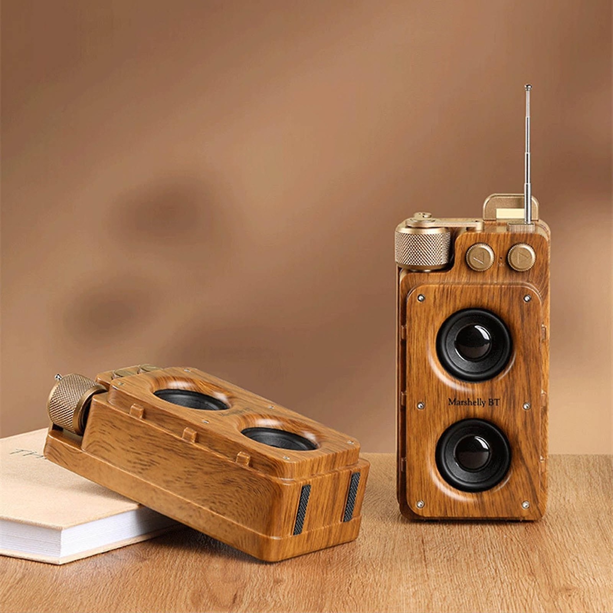 pequeno rádio portátil retrô vintage de madeira