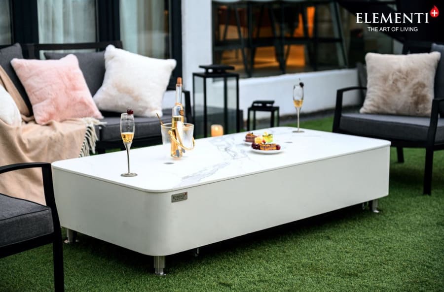 mesa de jardim decorativa com luxuosa lareira a gás em mármore branco